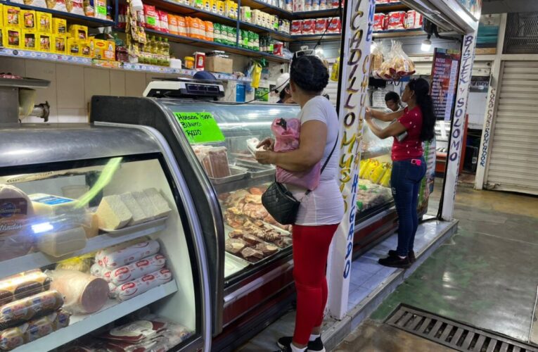 Amas de casa resuelven con queso y mortadela