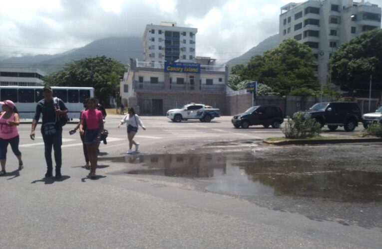 Gobernador: Las aguas servidas que inundan calles y playas son humillantes