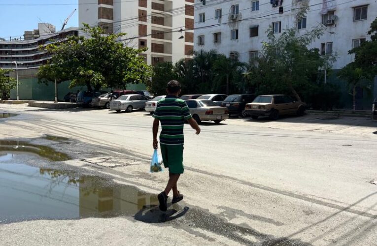 Aguas servidas se eternizan frente a la Oppp 26