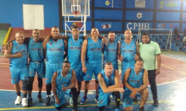 Baloncesto máster activo en la cancha El Rincón