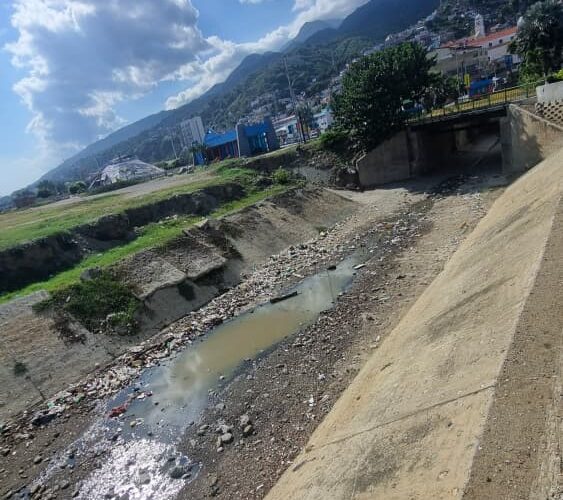 Basura en quebrada de punto turístico