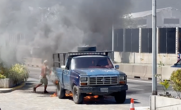 Se prende en llamas una Pick Up frente a la plaza Vargas