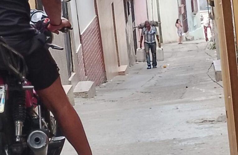 Cargando agua cerro arriba