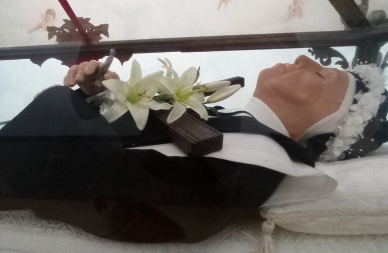 Estudian dos posibles milagros de Madre María de San José