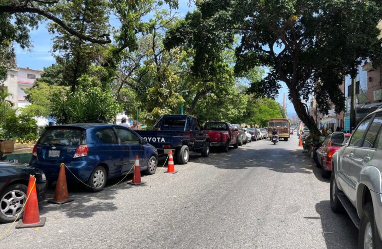 Parqueros acaparan espacios y cobran $2 por estacionar en Maiquetía