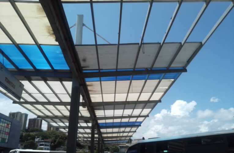 Se desmorona techo del terminal