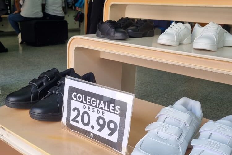 RS21: Zapatos escolares desde $20,99 / Bs. 3.567