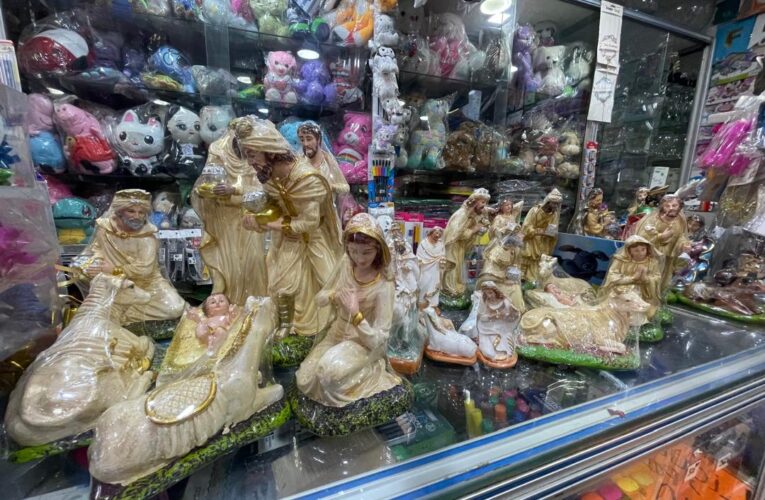 Graneaditos llegan los adornos navideños a Maiquetía