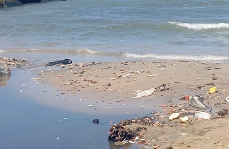 Aguas residuales caen al mar