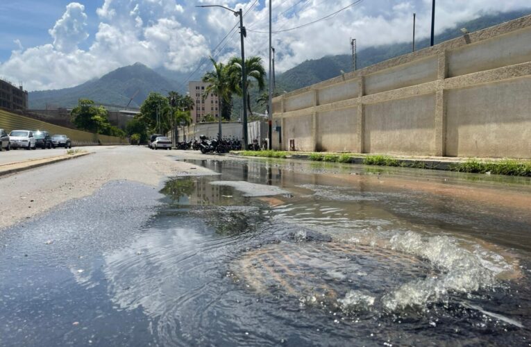 Aguas negras se rebosan frente al Sheraton