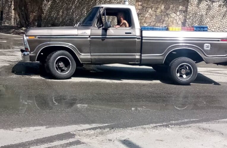 Vecinos cansados de vivir entre aguas residuales