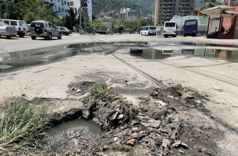 Aguas putrefactas frente a la parada Caribe–Caracas