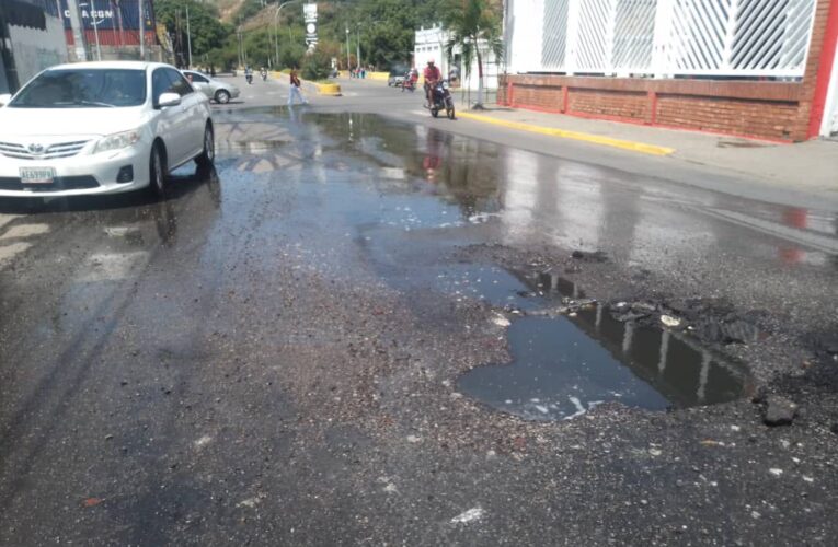 Hueco y aguas servidas frente a Corpoelec Catia la Mar