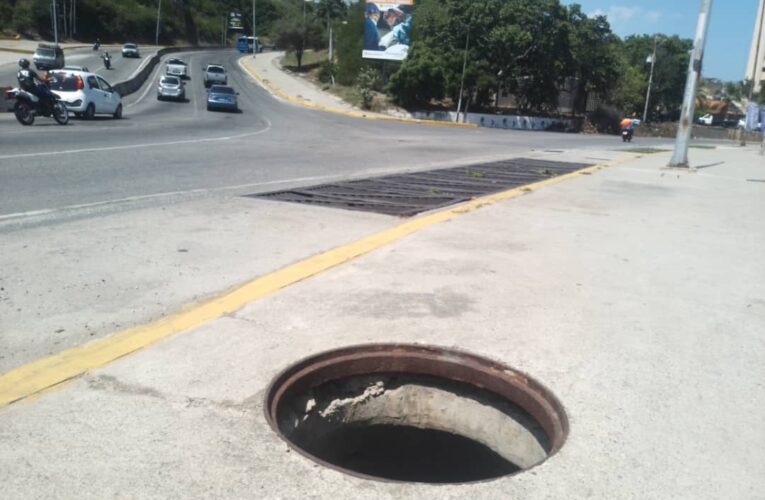 Sin tapas alcantarillas en la bajada de El Playón