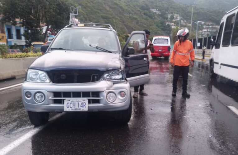 Terios impacta a buseta frente a la Plaza Vargas