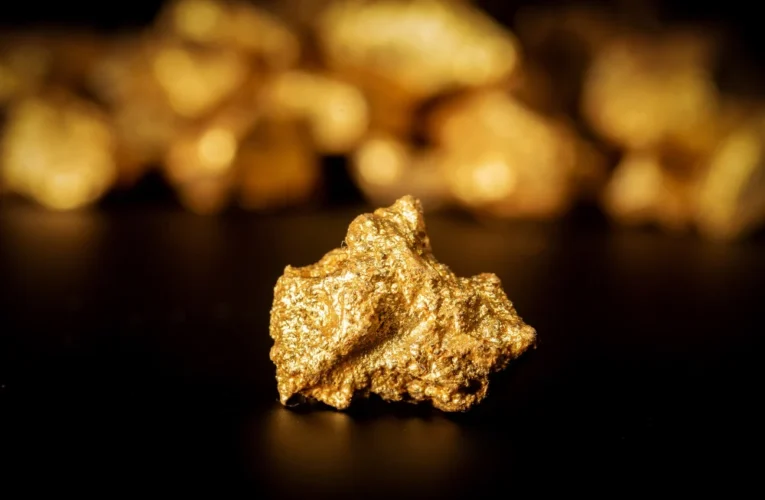 El oro sigue subiendo y se acerca a los $4.400