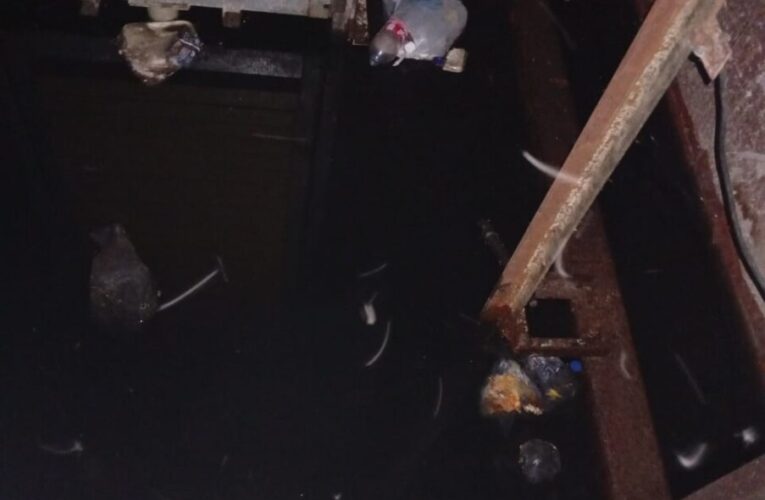 SOS fosa del ascensor de la Opppe 27D está llena de aguas servidas