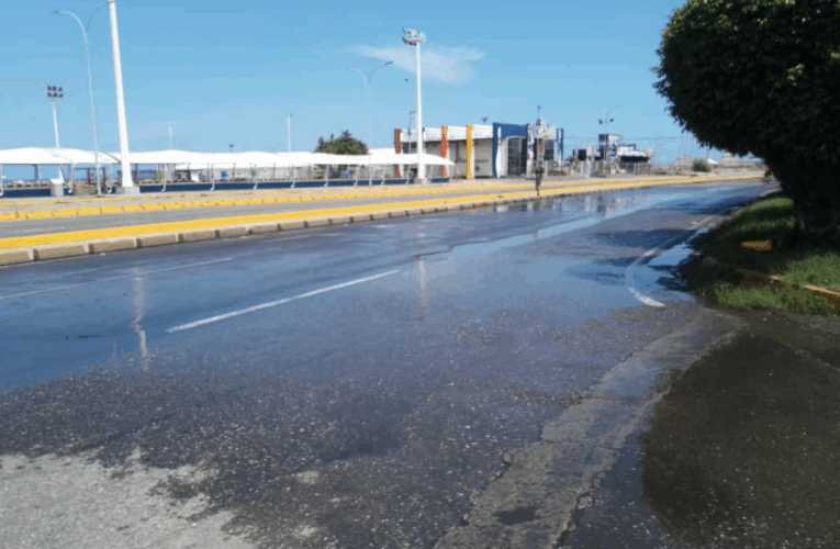 La José María Vargas inundada de aguas servidas