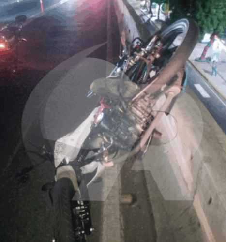 Un Fiat chocó contra 2 motorizados