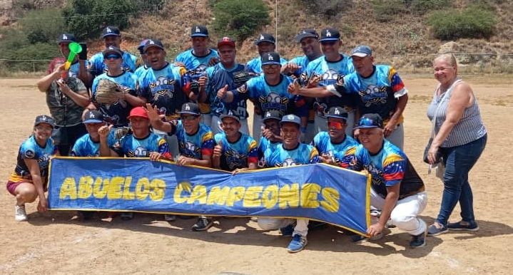 Abuelos se corona en sóftbol Súper Master del campito