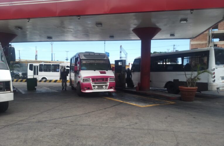 El gasoil llega todos los días solo a la cuarta parte de las busetas