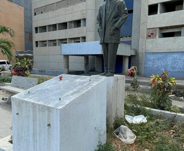 Atención Gobernador y Alcalde manden a limpiar ya la plaza San José Gregorio