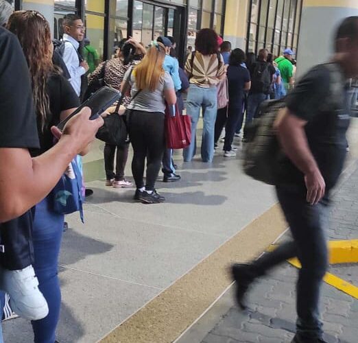 Caos en el terminal de Catia la Mar