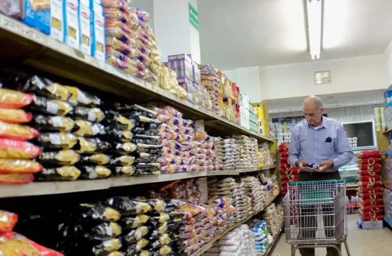 Solo 3% de las compras en supermercados son en dólares