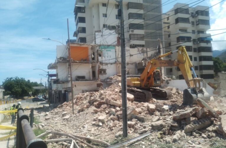 Demuelen edificio Centro América