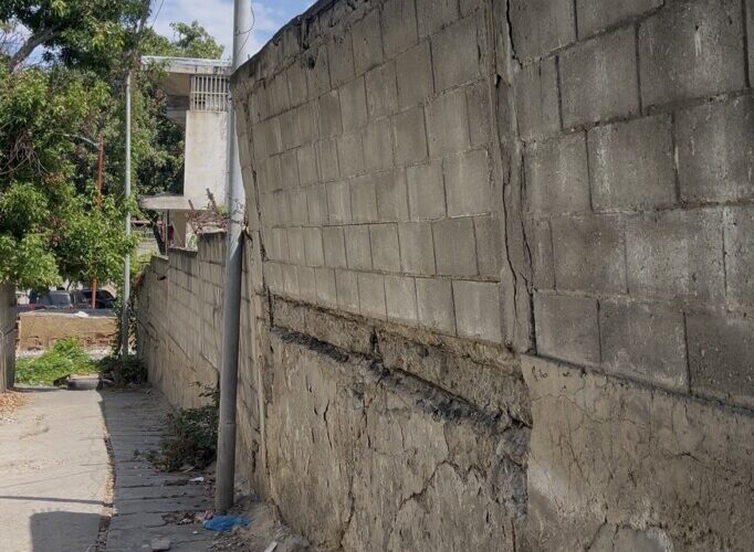Una pared está a punto de caer cerca del Seguro