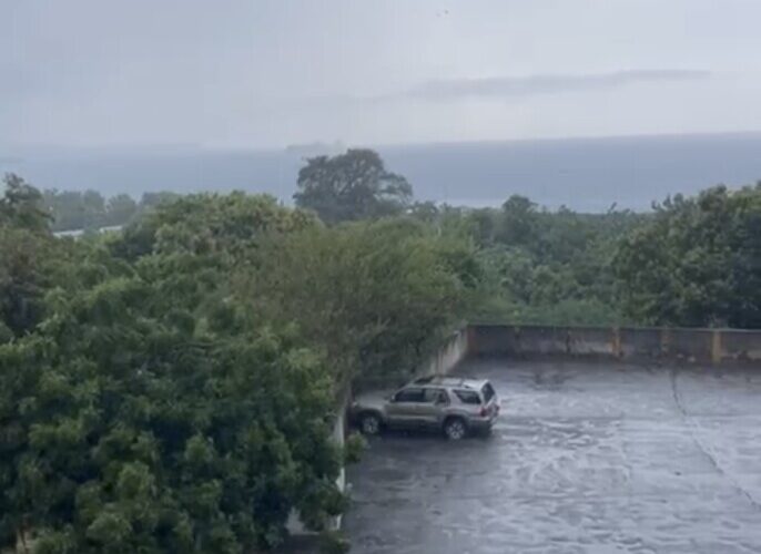 Descargas eléctricas y lluvia intensa sorprenden a La Guaira
