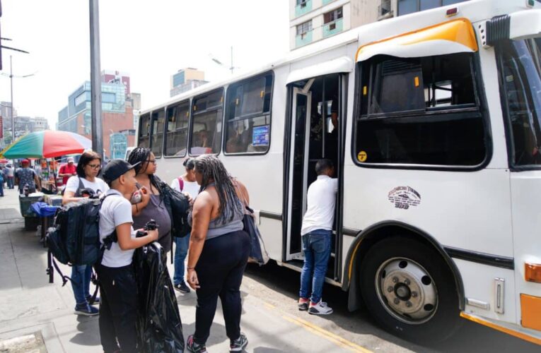 Buseteros exigen pasaje anclado al dólar