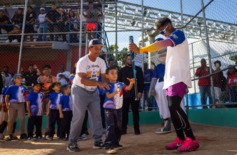 Ronald Acuña Jr. llevó regalos y dictó clínica deportiva en Petare