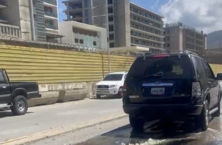 Persisten las aguas servidas frente al complejo hotelero del este