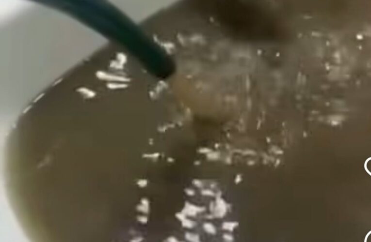 Agua sin tratar y hedionda sale por las tuberías