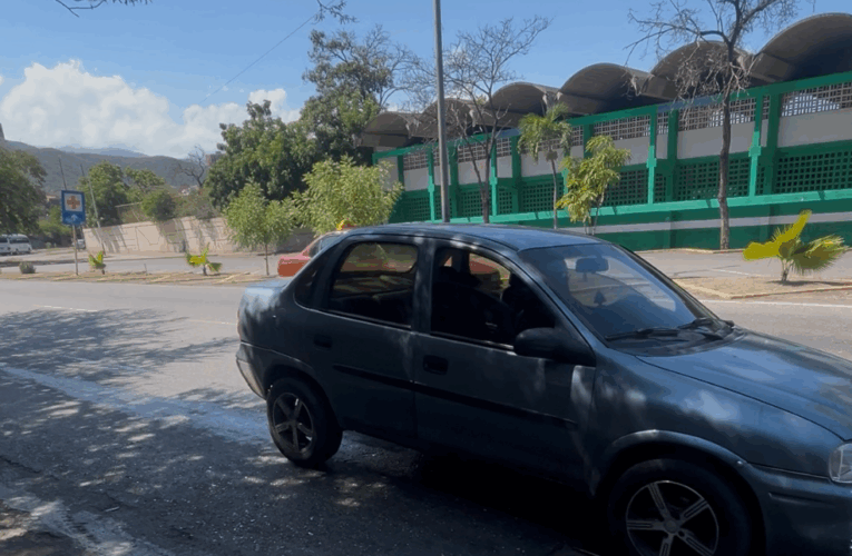Alcantarilla frente al Club Bahía de Catia la Mar presenta desnivel