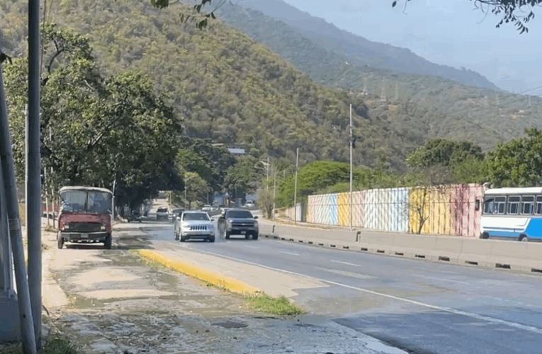 Anegada de aguas servidas la Intercomunal de Macuto hasta La Costanera