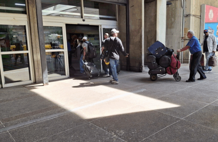 Solo 2 días a la semana trabajan maleteros del aeropuerto