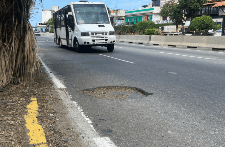 Piden nivelar bache frente a la parada de la Alcaldía