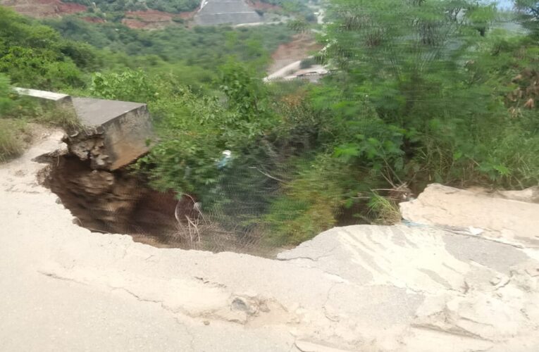 Urge reparar falla de borde en vía de Carayaca