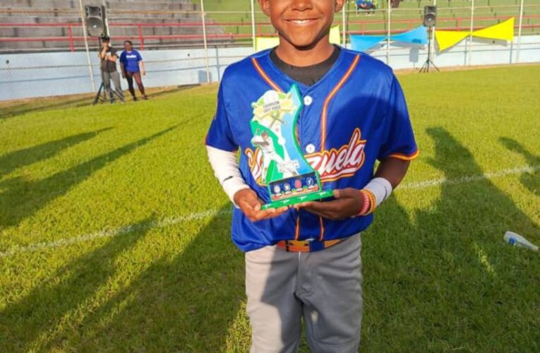 Peloterito guaireño galardonado con Champions Outfield en Mérida