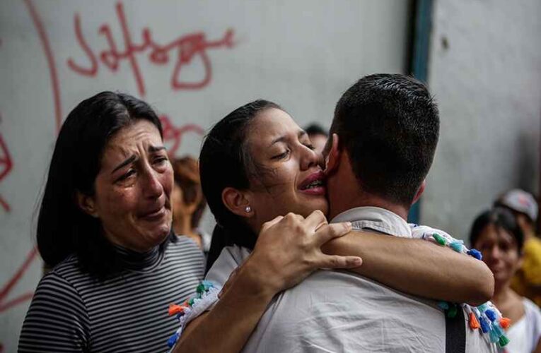 Crece la desesperanza entre los jóvenes por la crisis y la migración