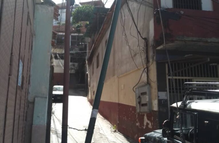 Poste de luz a punto de caer en Los Olivos