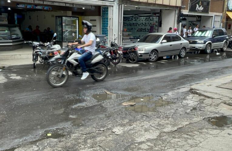 Huecos y aguas sucias en Maiquetía