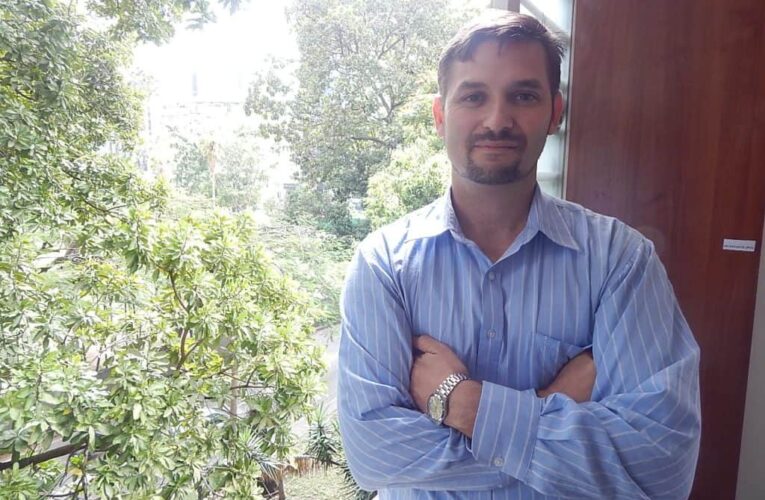 César Batiz recibe el Premio Knight 2025