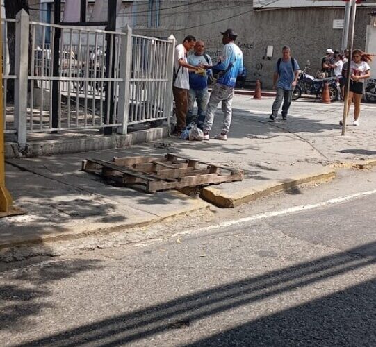 Hueco en la acera de McDonalds