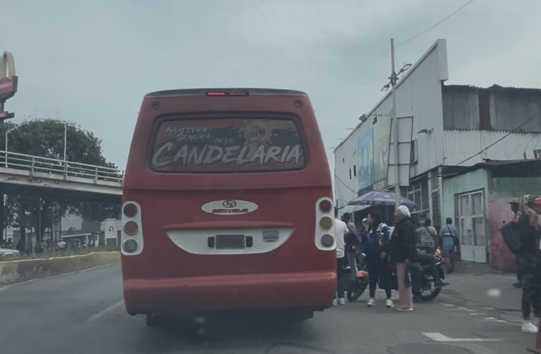 Pocos pasajeros y unidades en la calle