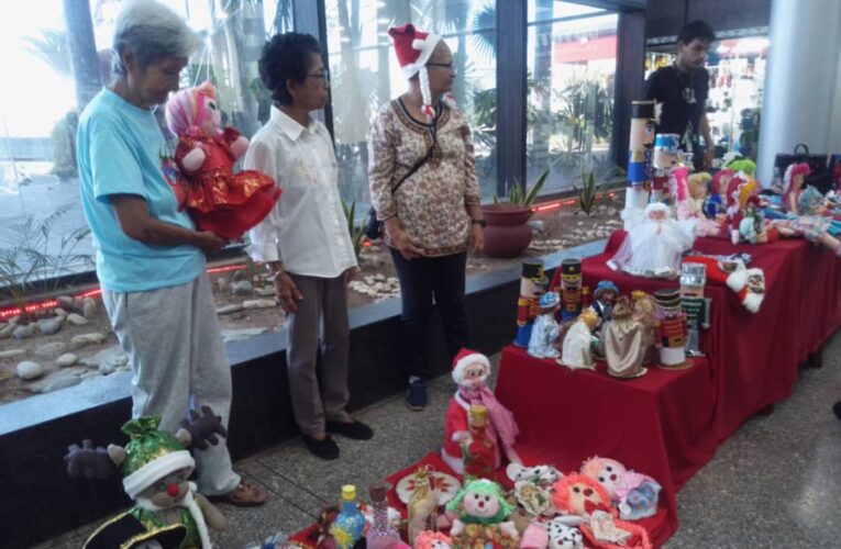 Abuelas exponen sus trabajos