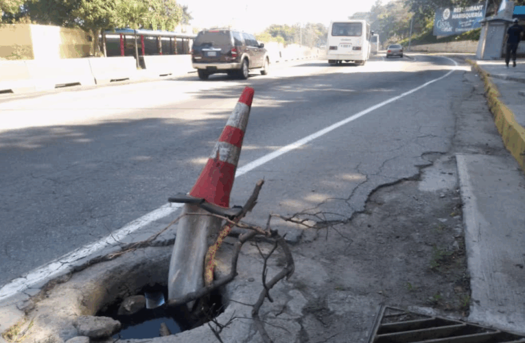 Alcantarilla peligrosa en la Intercomunal de Macuto