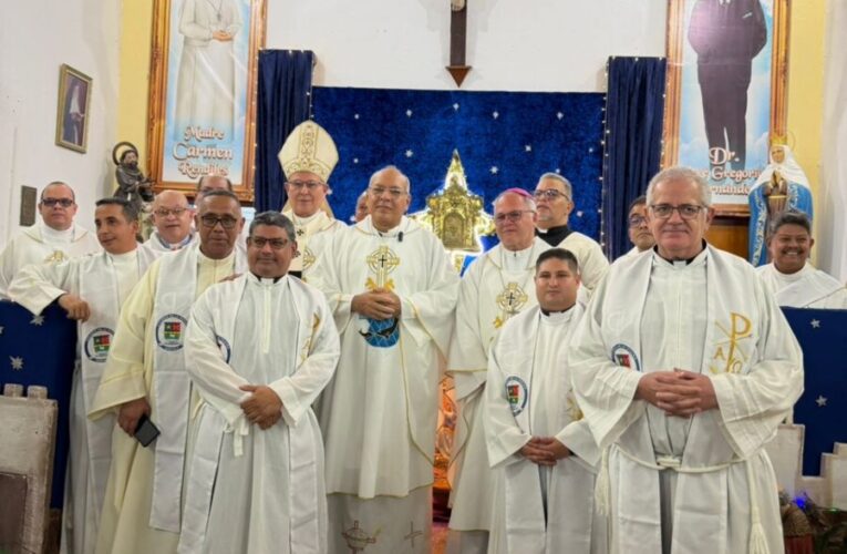 Monseñor Alberto Castillo recibe el solideo y lo ofrece a la Virgen de Coromoto
